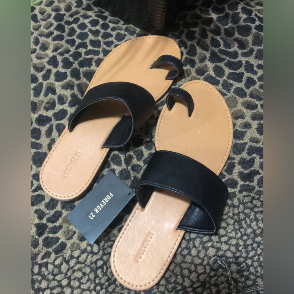 FOREVER 21 Size 7.5 Black Toe Loop Sandals NWT